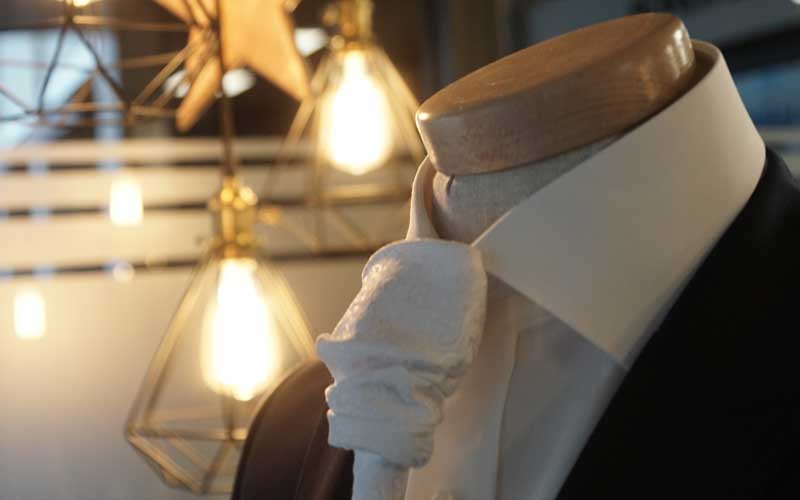 Hochzeitsanzug im Atelier
